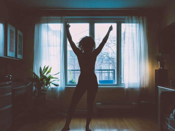 Une personne danse dans un appartement